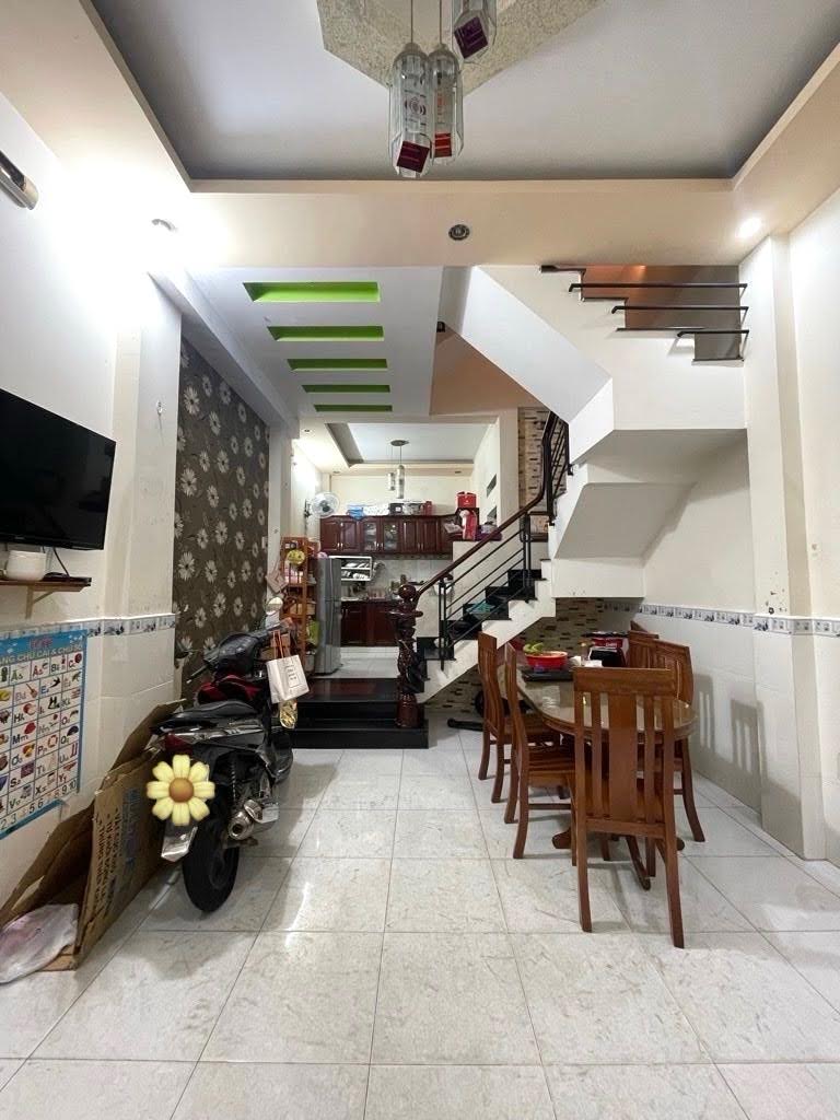 Bán nhà  Gò Vấp, hẻm xe hơi Bùi Quang Là, gần Emart2, 40M2, 3 tầng,  4PN, chỉ 4.98 tỷ TL
