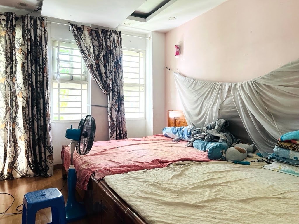 BÁN NHÀ 4 TẦNG HẺM XE HƠI QUANG TRUNG,GÒ VẤP, GẦN EMART2, 82M², chỉ 8.95 TỶ TL •Diện tích: 82m² (4m x 20m), sổ nở hậu phong thủy tốt. •Kết cấu: 1 trệt, 2 lầu, sân thượng trước sau; 4 phòng ngủ, phò
