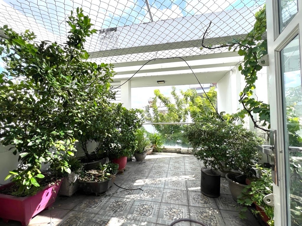 BÁN NHÀ 4 TẦNG HẺM XE HƠI QUANG TRUNG,GÒ VẤP, GẦN EMART2, 82M², chỉ 8.95 TỶ TL •Diện tích: 82m² (4m x 20m), sổ nở hậu phong thủy tốt. •Kết cấu: 1 trệt, 2 lầu, sân thượng trước sau; 4 phòng ngủ, phò