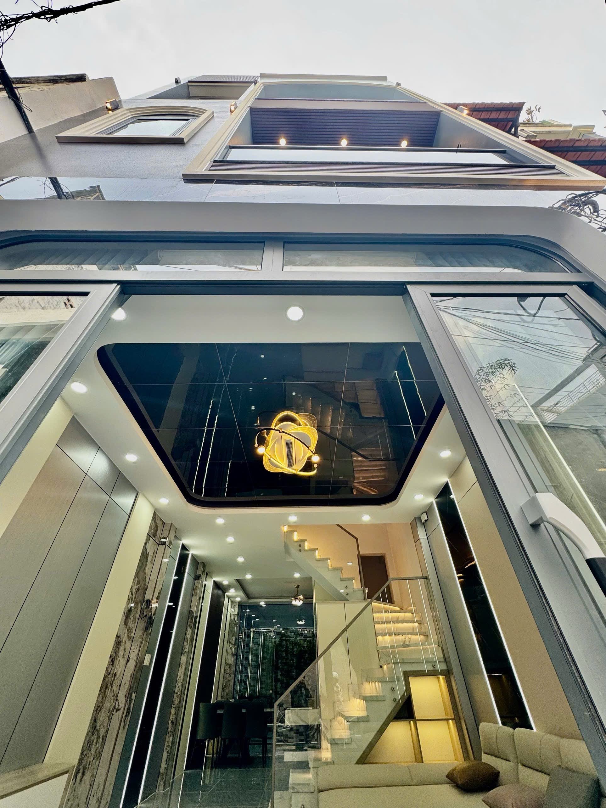 Bán nhà 4 tầng sát mặt tiền Phạm Văn Đồng, Gò Vấp, 60M² ,nhà mới ở ngay, sổ vuông đẹp, 9.xtỷ TL •Diện tích: 60M² (4.5m x 13m) •Kết cấu: 1 trệt, 2 lầu, sân thượng •4 phòng ngủ, 5 W