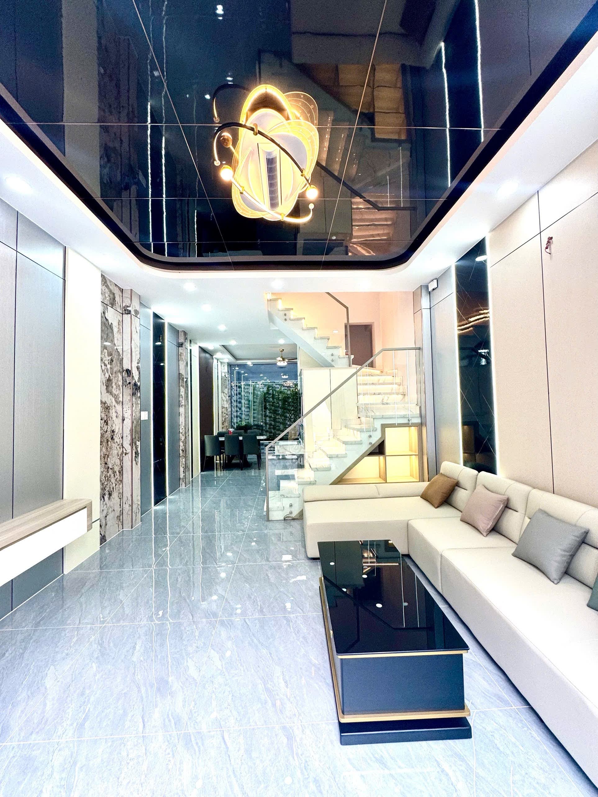 Bán nhà 4 tầng sát mặt tiền Phạm Văn Đồng, Gò Vấp, 60M² ,nhà mới ở ngay, sổ vuông đẹp, 9.xtỷ TL •Diện tích: 60M² (4.5m x 13m) •Kết cấu: 1 trệt, 2 lầu, sân thượng •4 phòng ngủ, 5 W