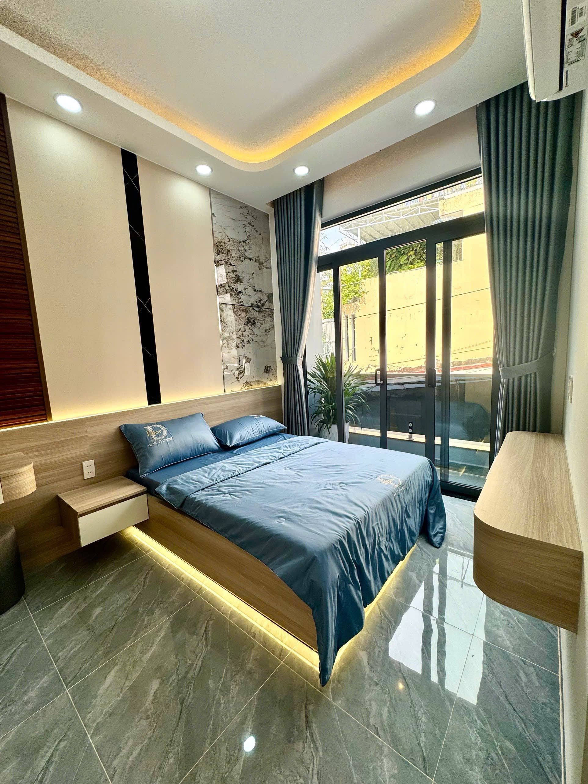 Bán nhà 4 tầng sát mặt tiền Phạm Văn Đồng, Gò Vấp, 60M² ,nhà mới ở ngay, sổ vuông đẹp, 9.xtỷ TL •Diện tích: 60M² (4.5m x 13m) •Kết cấu: 1 trệt, 2 lầu, sân thượng •4 phòng ngủ, 5 W
