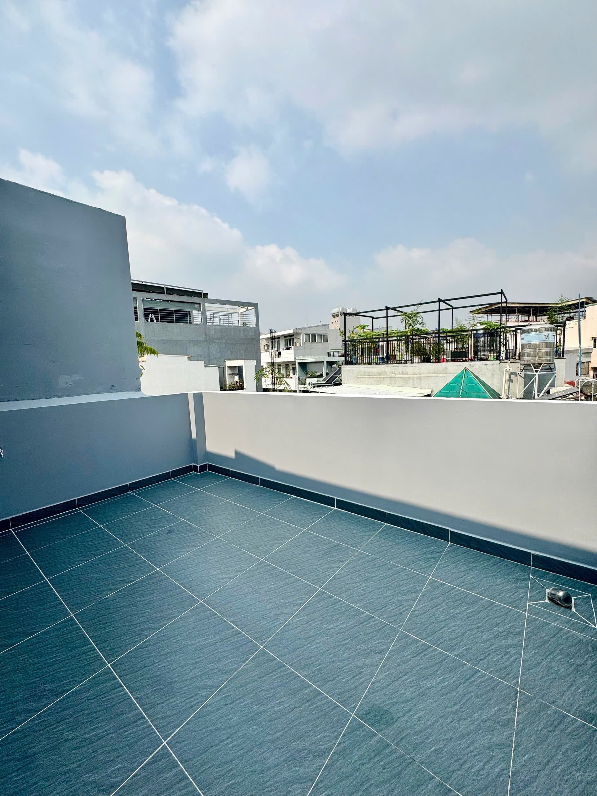 Bán nhà 4 tầng sát mặt tiền Phạm Văn Đồng, Gò Vấp, 60M² ,nhà mới ở ngay, sổ vuông đẹp, 9.xtỷ TL •Diện tích: 60M² (4.5m x 13m) •Kết cấu: 1 trệt, 2 lầu, sân thượng •4 phòng ngủ, 5 W