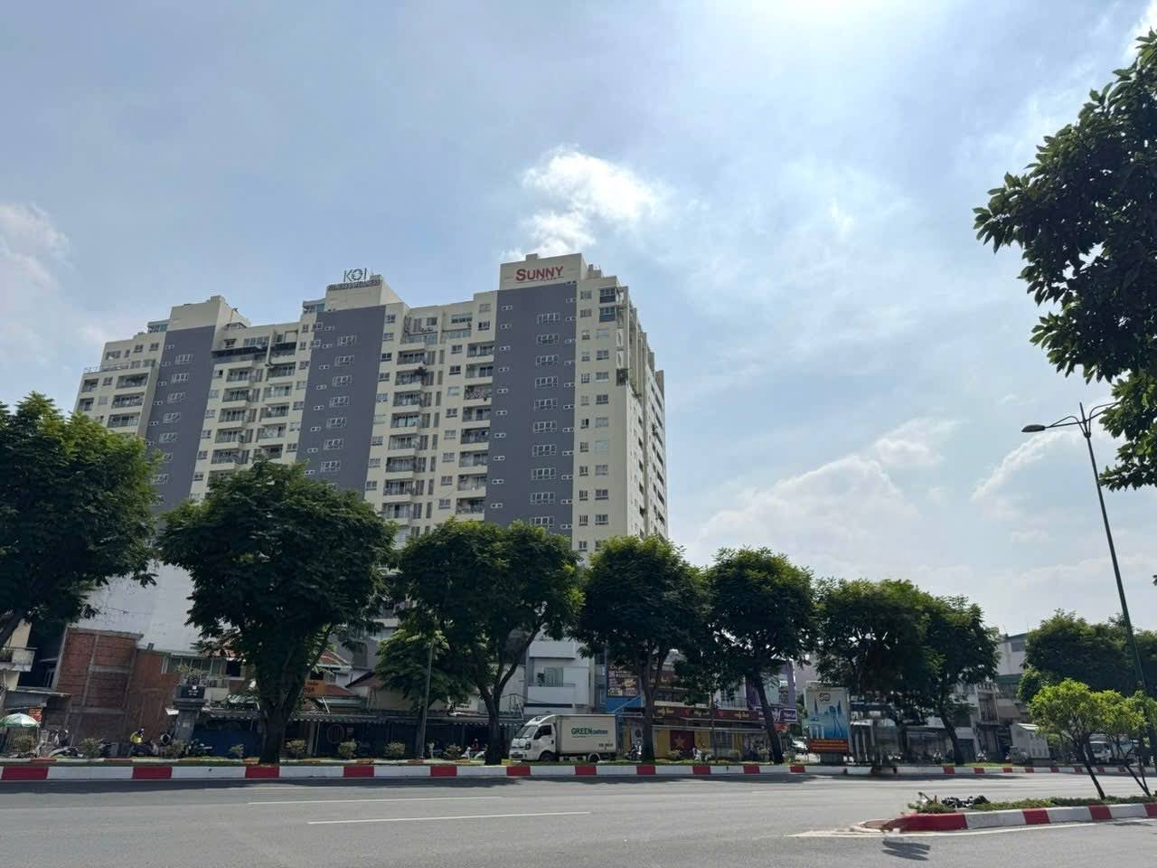 Bán nhà 4 tầng sát mặt tiền Phạm Văn Đồng, Gò Vấp, 60M² ,nhà mới ở ngay, sổ vuông đẹp, 9.xtỷ TL •Diện tích: 60M² (4.5m x 13m) •Kết cấu: 1 trệt, 2 lầu, sân thượng •4 phòng ngủ, 5 W