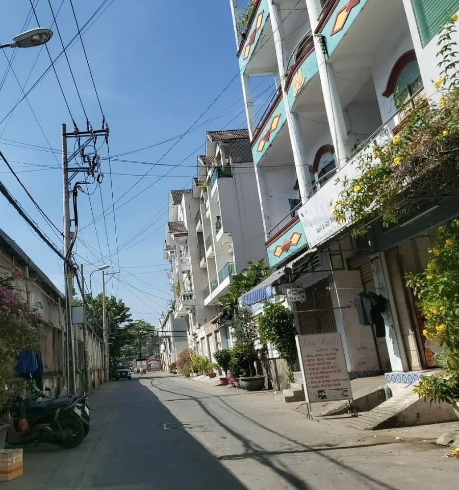 BÁN NHÀ GÒ VẤP – HẺM XE HƠI 8M, SÁT MT DƯƠNG QUẢNG HÀM, 5X12M, CHỈ 9.7 TỶ TL   • Diện tích: 5 x 12m, vuông vức đẹp   • Kết cấu: 1 trệt 3 lầu (4 tầng BTCT), 4 phòng ngủ lớn, 5WC   • Vị trí: hẻm xe hơi 8m, sát mặt tiền Dươ