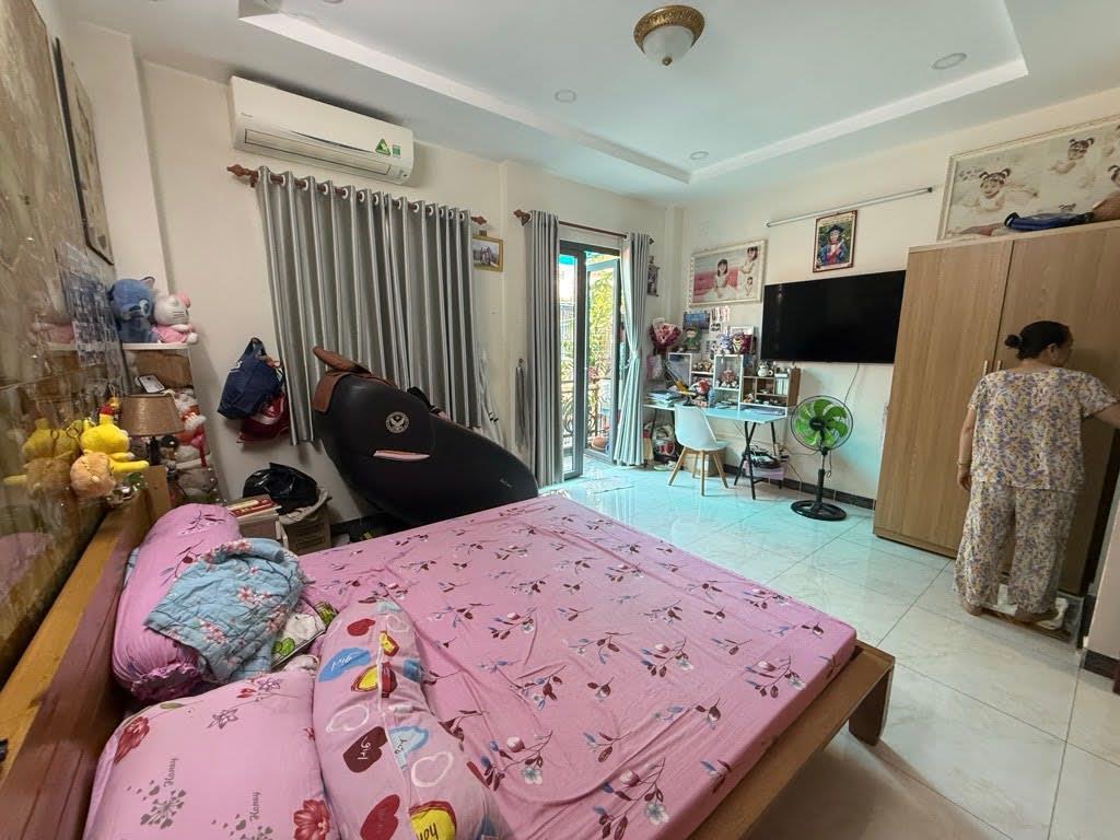 BÁN NHÀ GÒ VẤP – HẺM XE HƠI 8M, SÁT MT DƯƠNG QUẢNG HÀM, 5X12M, CHỈ 9.7 TỶ TL   • Diện tích: 5 x 12m, vuông vức đẹp   • Kết cấu: 1 trệt 3 lầu (4 tầng BTCT), 4 phòng ngủ lớn, 5WC   • Vị trí: hẻm xe hơi 8m, sát mặt tiền Dươ