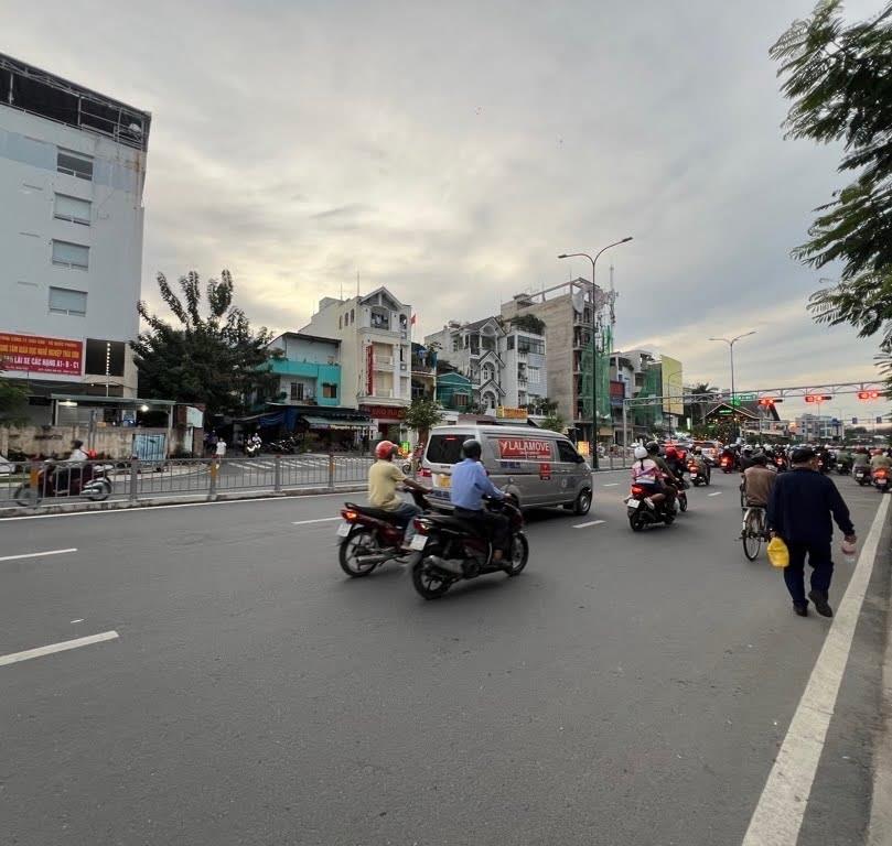 Bán nhà hẻm xe hơi Dương Quảng Hàm, Gò Vấp, 56m², 5 tầng, gần Emart, giá 7.5 tỷ TL