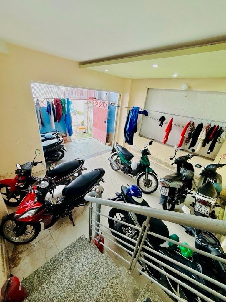 Bán nhà hẻm xe hơi Lê Quang Định, Gò Vấp, 60m², 4 tầng, 5 phòng ngủ, thu nhập 25tr/th, nhỉnh 6 tỷ TL  Vị trí trung tâm, hẻm xe hơi Lê Quang Định, gần Phan Văn Trị, Phạm Văn Đồng, Nguyễn Thượng Hiền  Giáp Phú Nhuận , Bình Thạnh, tiện di chuy